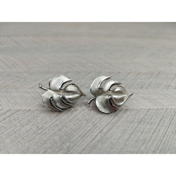 Vintage Crown Trifari Brushed Silver Tone Leaf Signed Clip-On Earrings - Picture 3 of 7
